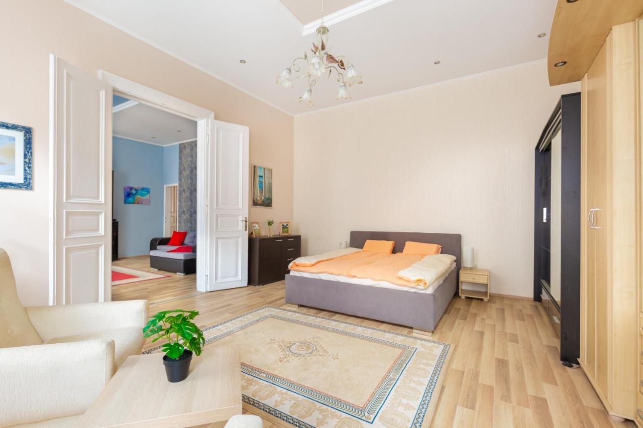 F24 Ferenc Apartment Budapest Luaran gambar